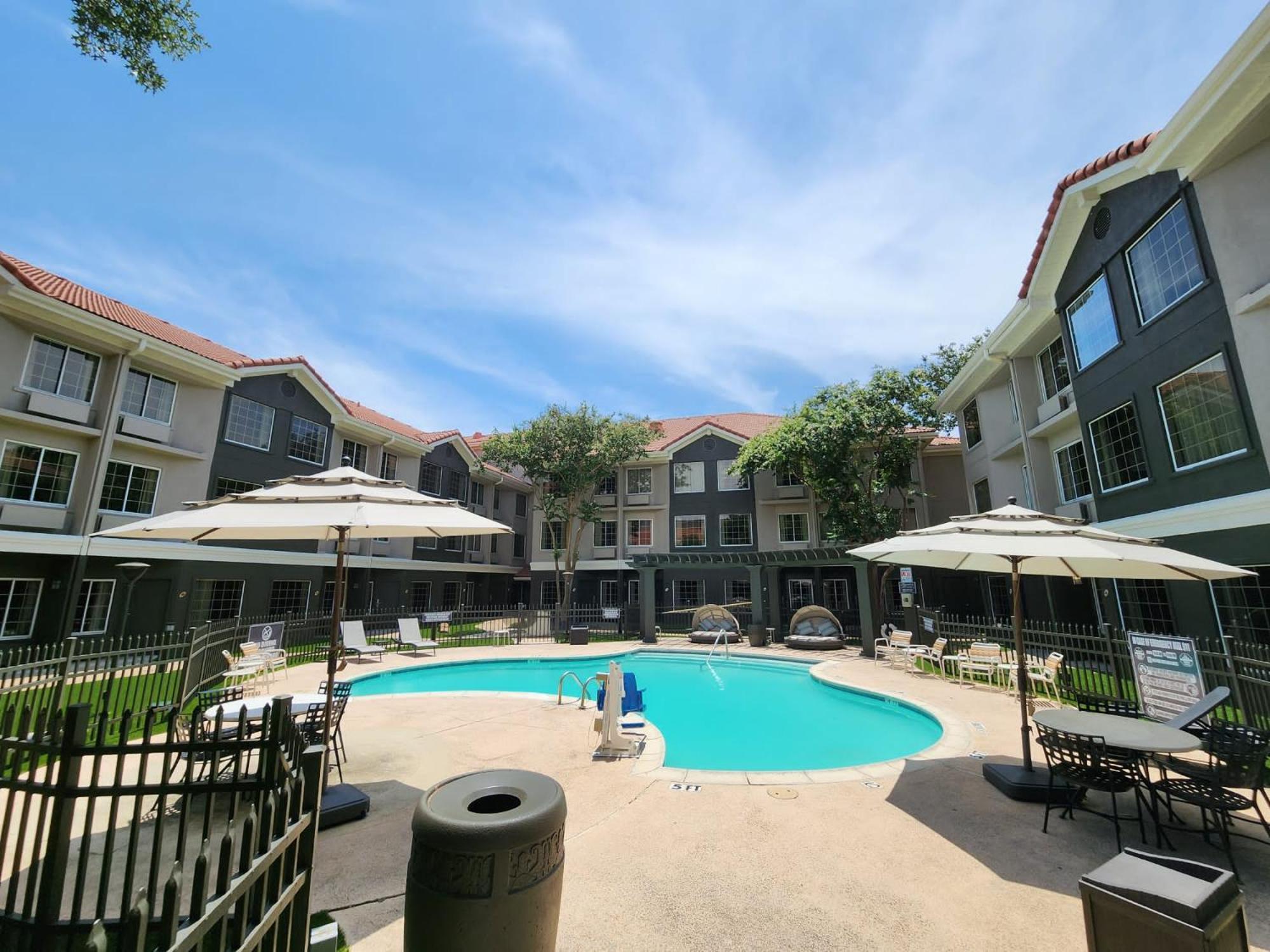 La Quinta By Wyndham Dallas - Addison Galleria Εξωτερικό φωτογραφία