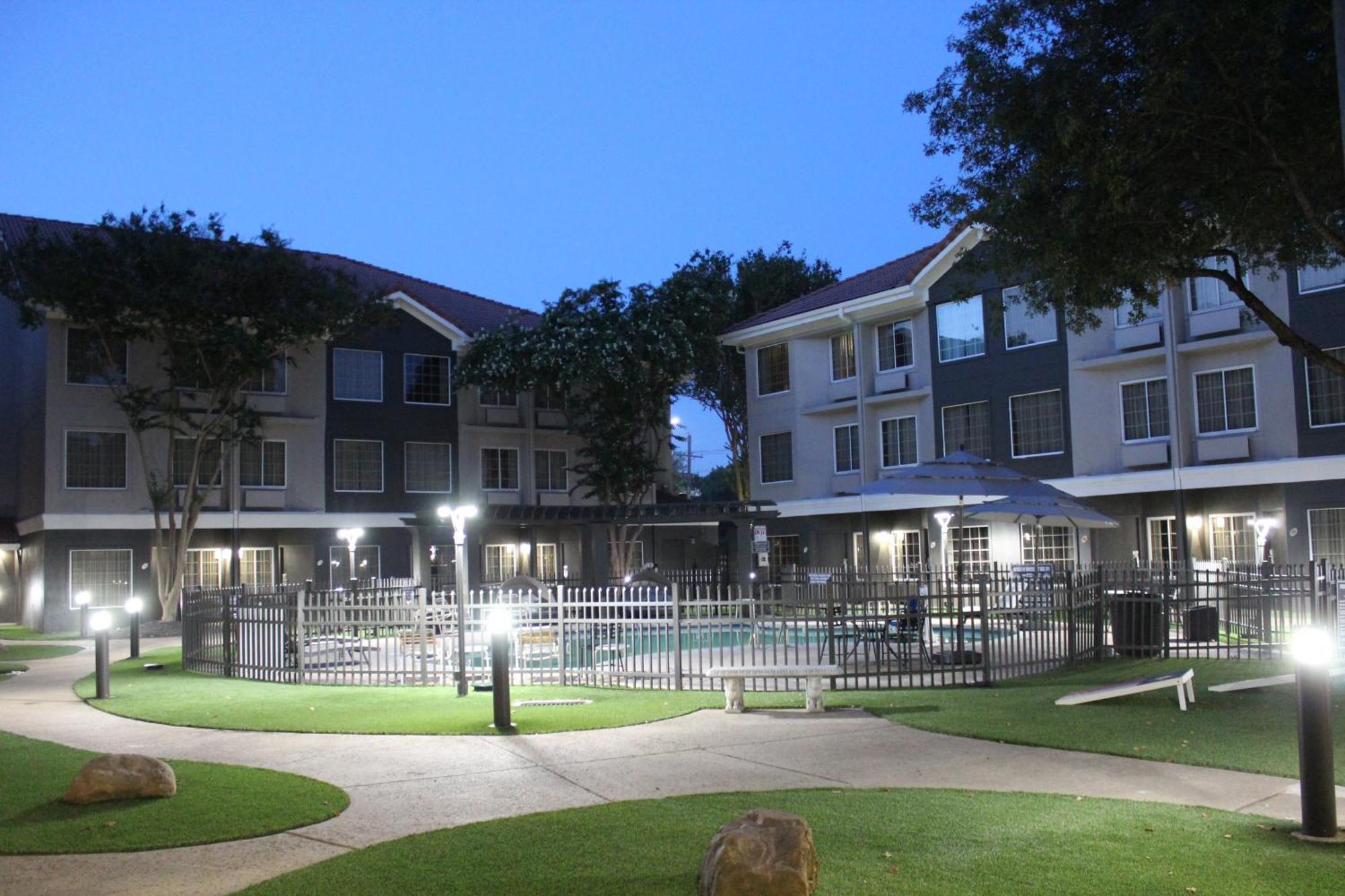 La Quinta By Wyndham Dallas - Addison Galleria Εξωτερικό φωτογραφία